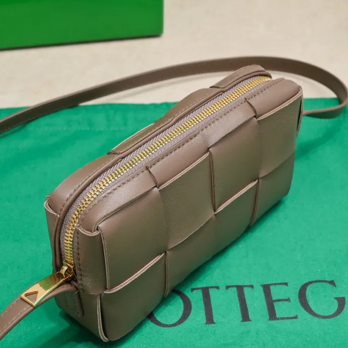 Batch 1120 Lazy and casual is the ultimate meaning of relaxation. Brick cassette has a unique quiet power, which is fashionable without losing aura🧩Classic weaving and neutral style can create a casual and high-end texture. The shoulder strap is adjustable and can be worn on one shoulder or under the armpit, and can be worn as a crossbody at will. Although it is a small size, it can actually hold a lot of belongings, and it is also very light~ This travertine green version of mine feels like it has given spring new vitality🍃 I will grab the versatile item first! Style number: 6816# Size: 18*9*3.5cm